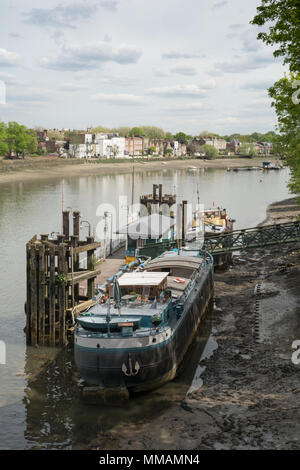 Eine Aussicht auf ein angelegter Lastkahn auf der Themse von Kew Bridge Richtung Hammersmith suchen. Foto Datum: Donnerstag, 3. Mai 2018. Foto: Roger Garfield/Ala Stockfoto