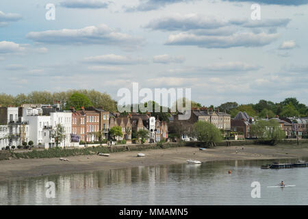 Blick auf die Themse Richtung Hammersmith von Kew Bridge übernommen. Foto Datum: Donnerstag, 3. Mai 2018. Foto: Roger Garfield/Alamy Stockfoto