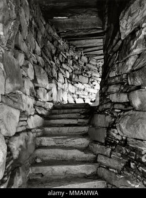 View SE von flachen Türsturz Brammen & aufsteigende Treppe zwischen der inneren (R) und äußere (L) Wände von Dun Troddan broch Eisenzeit Tower, Glenelg, Schottland, Großbritannien. Stockfoto