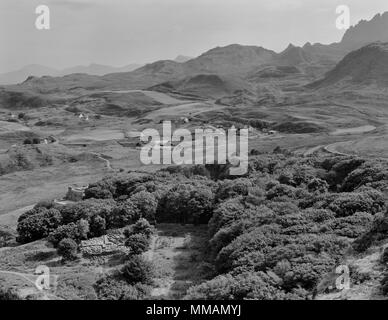 Anzeigen S mit Blick auf die Ausgrabungen von der Eisenzeit broch im Garten des Flodigarry Hotel, Trotternish, Isle of Skye, mit dem Quiraing hinten R. Stockfoto