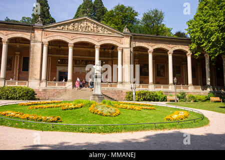Baden-Baden, Deutschland. Der Trinkhalle (Pumpenhaus), ein Gebäude im Kurhaus Spa Komplex, mit einem 90-Meter arcade Kolonnaden gesäumt mit Fresken und benc Stockfoto