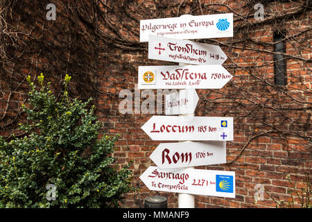 Hamburg, Deutschland. Richtungen Wegweiser mit Europäischen Pilgerwege als Camino de Santiago (Jakobsweg) und Pilgrimsleden (St. Olav's Way) Stockfoto