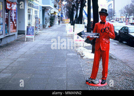 Männliche Dummy mit einem Schild zeigt die Richtung. Berlin, Deutschland. Stockfoto