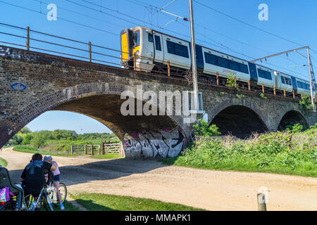 Klasse 379 Electrostar Bahnübergang Bahnhof Bögen von a.v. verwendet Roe zu montieren Roe 1 Dreidecker 1909, Walthamstow Marshes, London, England Stockfoto