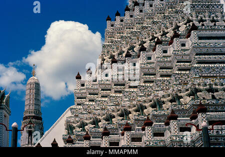 Buddhistische Tempel der Morgenröte - Wat Arun Tempel in Bangkok Yai Thonburi in Bangkok, Thailand in Südostasien im Fernen Osten. Architektur Gebäude Kunst Detail Stockfoto