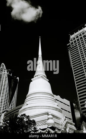 Dramatische Hell-dunkel-Bild der Buddhistische Wat Pathum Wanaram in Bangkok, Thailand in Südostasien im Fernen Osten. Buddhismus Architektur Reisen B&W Stockfoto