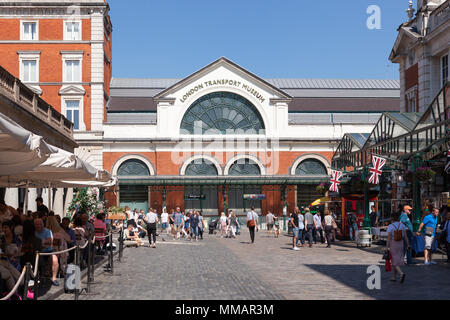 Außenansicht des London Transport Museum in Covent Garden an einem sonnigen Tag. Stockfoto