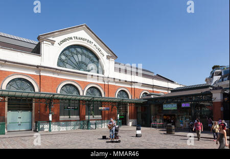 Außenansicht des London Transport Museum in Covent Garden an einem sonnigen Tag. Stockfoto