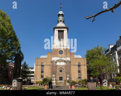 Außenansicht der Kirche der Hl. Anna, von St Anne's Gärten, in Soho, London. Stockfoto