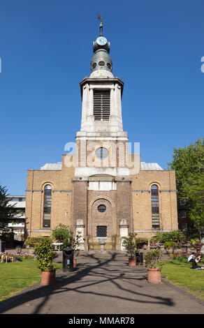 Außenansicht der Kirche der Hl. Anna, von St Anne's Gärten, in Soho, London. Stockfoto