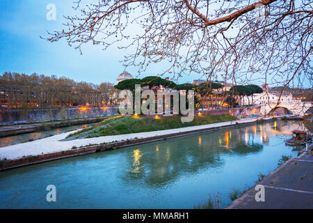 Die historische Tiberinsel von der Garibaldi Brücke in Rom. Stockfoto