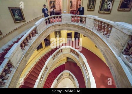 Die Treppe von der Nationalliberalen Club 1 Whitehall in Westminster, London. Foto Datum: Samstag, 21. April 2018. Foto: Roger Garfield Stockfoto
