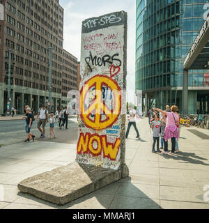 Stücke der Berliner Mauer o Anzeige am Potsdamer Platz, Berlin, Deutschland. Stockfoto