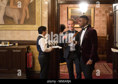 Personen, die eine Partei, die von der Afrika-gipfel in der dritten Etage des Nationalen Liberalen Club an einem Whitehall Place, Westminster, London organisiert. Ph Stockfoto