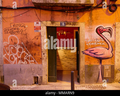 Schmale Straße im Stadtteil Alfama in der Dämmerung, Lissabon, Portugal Stockfoto