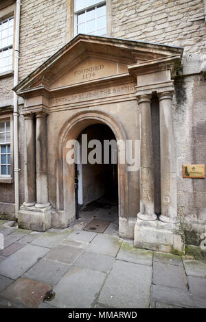 Eingangsbogen zum Krankenhaus St. Johannes der Täufer St. Johns Krankenhaus Badewanne England Großbritannien Stockfoto