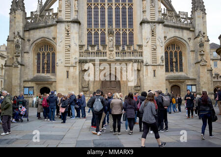 Abtei Kirchhof vor der Abtei von Bath besetzt mit Touristen und Rundgang Gruppen Badewanne England Großbritannien Stockfoto