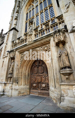 Große geschnitzte West vordere Tür der Abtei von Bath Badewanne England Großbritannien Stockfoto