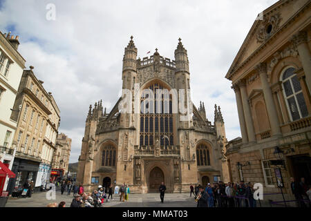 Die Abtei von Bath West Side von Abbey Kirchhof mit der römischen Bäder gesehen die richtige Badewanne England Großbritannien Stockfoto