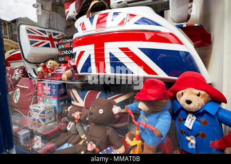 Britische Souvenirs im Fenster eines Geschenk Shop Badewanne England Großbritannien Stockfoto