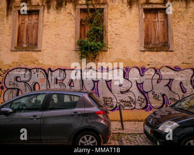 Natrrow Straße im Stadtteil Alfama in der Dämmerung, Lissabon, Portugal Stockfoto