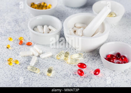 Verschiedene pharmazeutische Medizin Pillen, Tabletten und Kapseln auf weiße Schalen Stockfoto