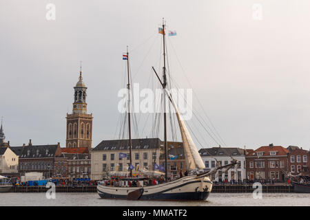 Kampen, Niederlande - 30 März 2018: Tjalk De Schuttevaer am Sail Kampen Stockfoto