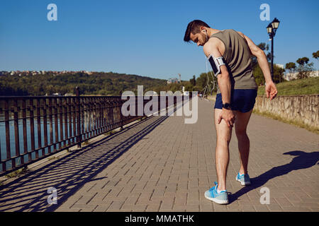 Verletzungen, Stretching, auf einen Lauf in einem runner Quetschung Stockfoto