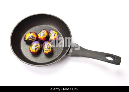 Konzept Bild von fünf Cadbury Creme Eier in einer Pfanne auf weißem Hintergrund. Stockfoto