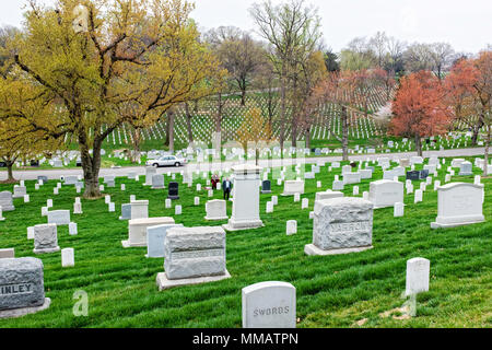 Reihe nach Reihe von Grabsteinen im Frühjahr auf dem Arlington National Cemetery Stockfoto