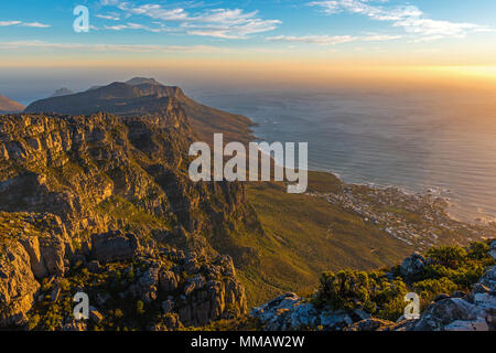 Luftaufnahme der Stadt Kapstadt bei Sonnenuntergang vom Table Mountain National Park gesehen mit einem Gefühl von Unendlichkeit, Südafrika. Stockfoto