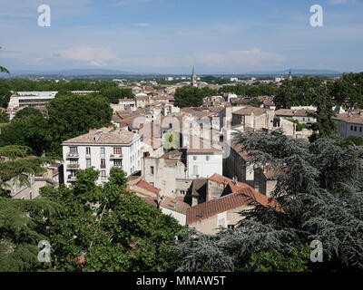Dachterrasse mit Blick auf die rot-erstklassige Gebäude und die Altstadt von Avignon, Frankreich mit niedrigen Berge in der Ferne. Stockfoto