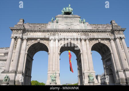 Quadriga und Sockel der neoklassischen Arcade du Cinquantenaire Triumphbogen in Brüssel, Belgien Stockfoto