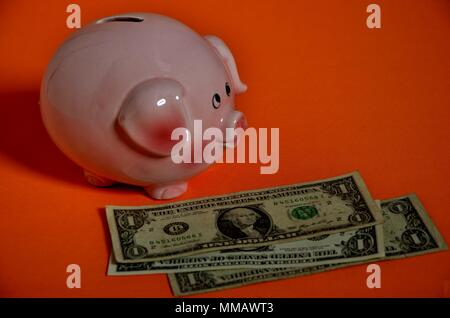 Geld sparen Sparschwein und einem Dollar Rechnungen Stockfoto