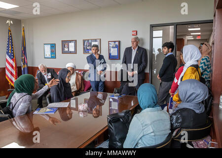 Lansing, Michigan-muslimischen Schüler aus Detroit Al-Ikhlas Training Academy besuchen Sie republikanische Senator Ken Horn zu Fragen diskutieren. Stockfoto