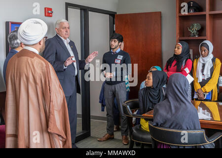 Lansing, Michigan-muslimischen Schüler aus Detroit Al-Ikhlas Training Academy besuchen Sie republikanische Senator Ken Horn zu Fragen diskutieren. Stockfoto