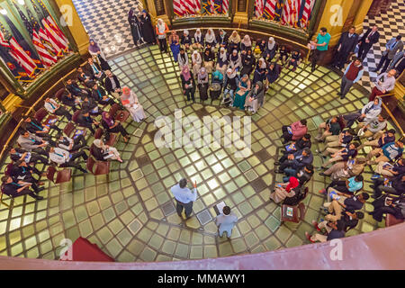 Lansing, Michigan - Muslimische Schülerinnen und Schüler sprechen mit demokratischen Staat Repräsentant Sam Singh im State Capitol Rotunde. Der Besuch war Teil o Stockfoto