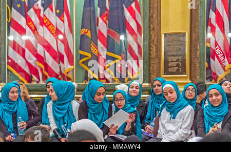 Lansing, Michigan - Muslimische Schülerinnen und Schüler besuchen die Michigan State Capitol als Teil der jährlichen Michigan muslimischen Capitol Tag. Stockfoto