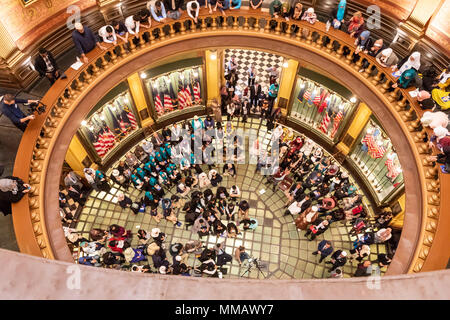 Lansing, Michigan - Muslimische Schülerinnen und Schüler besuchen die Michigan State Capitol als Teil der jährlichen Michigan muslimischen Capitol Tag. Stockfoto