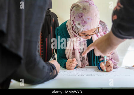 Lansing, Michigan - an der Michigan State Capitol, muslimische Schülerinnen und Schüler die Bestimmungen der Rechtsvorschriften, daß sie die Gesetzgebung zu pas diskutieren möchten. Stockfoto