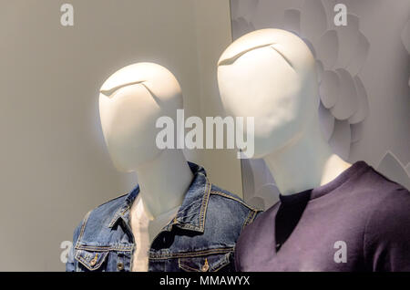 Closeup Kunststoff mannequin Heads. Flache konzentrieren. Mann in Jean Jacke und Frau in Lila T-Shirt Stockfoto