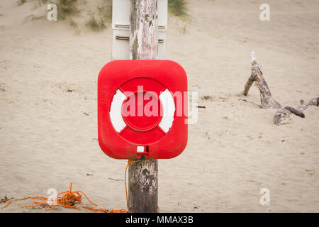 Leben Ring oder Leben Boje am Eingang von Harlech Strand im Norden von Wales Stockfoto