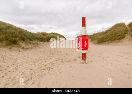 Leben Ring oder Leben Boje am Eingang zu einem öffentlichen Strand in Harlech North Wales Stockfoto