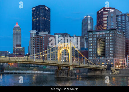 Downtown Skyline und IIlluminated Sixth Street (Roberto Clemente) Brücke über den Allegheny River, Pittsburgh, PA, USA Stockfoto