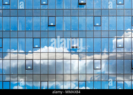Bewölkter Himmel in die Fenster der moderne Bürogebäude wider. Städtische Zusammenfassung Hintergrund Stockfoto