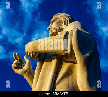 Havanna, Kuba, 21.November 2017 - Christus von Havanna ist eine Statue von Jilma Madera mit Blick auf die Bucht in Havanna, Kuba. Vor blauem Himmel gesehen. Stockfoto