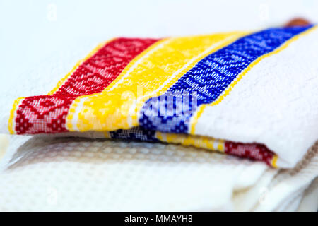 Stapel von Geschirrtücher mit rumänischen Motive der Trikolore. Küche Tuch (Serviette). Hintergrund für Rumänische oder Moldauische traditionelles Essen. Tricolor checker Stockfoto
