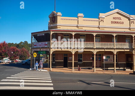 Ein paar Überqueren der Straße das Heritage Hotel Motel in Dorrigo Dorrigo, New South Wales, Australien eingeben Stockfoto