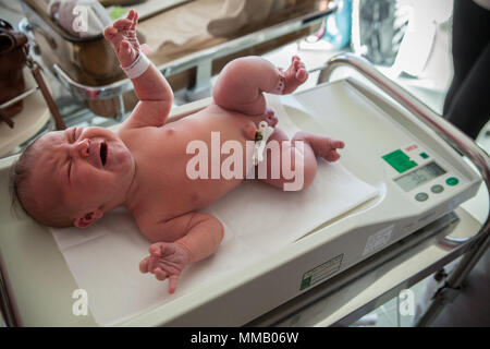 GEWICHT, NEUGEBORENES BABY Stockfoto