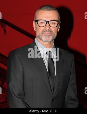 George Michael - der Sänger und die Presse, um die Details der neuen Tour ymphonica' bekannt geben - der Europäischen orchestrale Tour, am Royal Opera House in Covent Garden in London. Die Oper ist ein wichtiger Veranstaltungsort für darstellende Kunst. 11. April 2011 Stockfoto